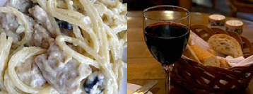 Spaghetti Carbonara con pan italiano y una copa de vino.